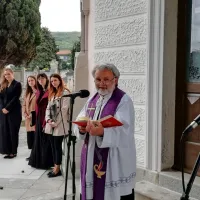 Izolski župnik Janez Kobal je blagoslovil obnovljen objekt. 