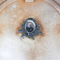  Giovanni Cav. Zamarin (24. junij 1821 - 1. maj 1895). Pred 
desetletjem so neznanci  z njegove grobnice odnesli podstavek s 
kelihom in hostijo.     