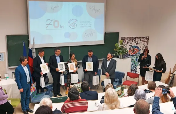 Osrednjo in hkrati zaključno okroglo mizo ob jubileju srednje šole 
so zaznamovali uspešni raziskovalci in podjetniki Boštjan Jerončič, Aleksander Šinigoj, Urška Jelerčič, Tine Tomažič in Aleš 
Štrancar. 