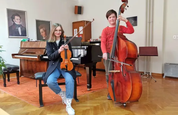  Karin Antunovič in  Voranc Vidmar, učenca Glasbene šole Postojna,  sta lani na Temsigu osvojila zlati plaketi.