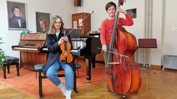  Karin Antunovič in  Voranc Vidmar, učenca Glasbene šole Postojna,  sta lani na Temsigu osvojila zlati plaketi.