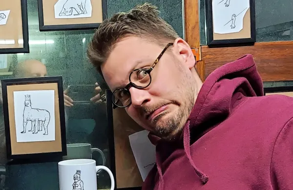  Matej Stupica je v koprskem Boteginu na ogled postavil   risbe, v 
koronadobi sprva  objavljene na  facebooku in zatem v žepni knjižici. 