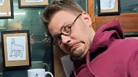  Matej Stupica je v koprskem Boteginu na ogled postavil   risbe, v 
koronadobi sprva  objavljene na  facebooku in zatem v žepni knjižici. 