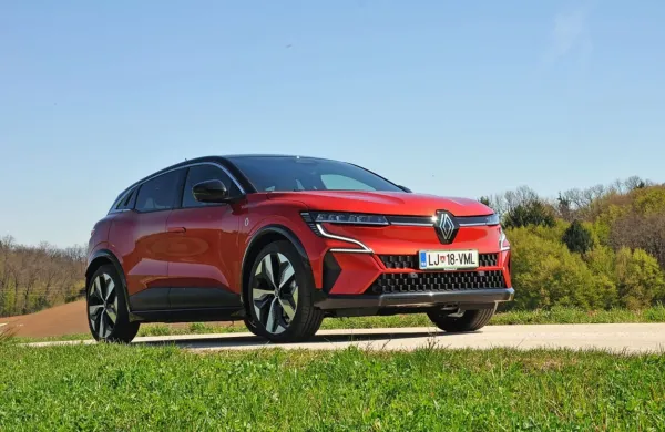 Ker gre za vseeno malce drugačen avtomobil, kot smo ga poznali 
do sedaj, je megane dobil še oznaki e-tech in electric.