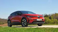 Ker gre za vseeno malce drugačen avtomobil, kot smo ga poznali 
do sedaj, je megane dobil še oznaki e-tech in electric.