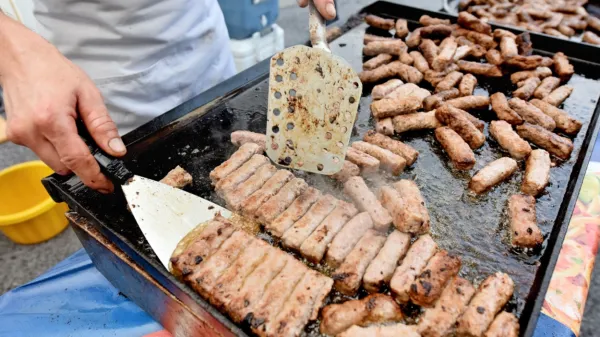 Prvega maja ni brez čevapčičev na žaru.