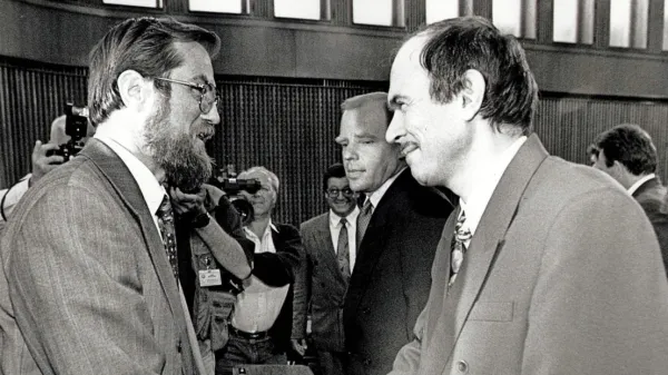 Lojze Peterle (levo) je 14. maja 1992 predal vodenje vlade Janezu 
Drnovšku.