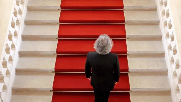 Težka je krona, težki so časi