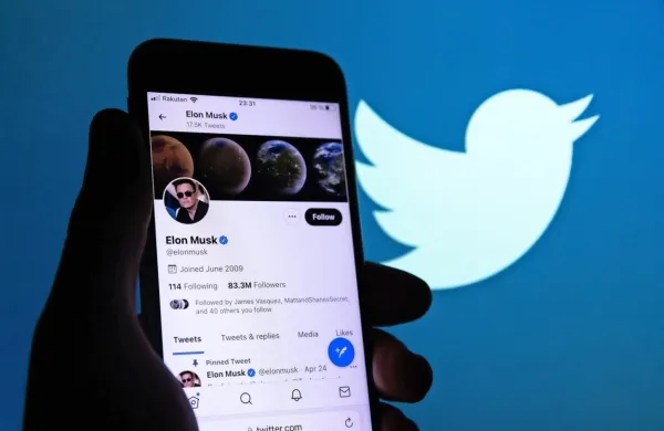 Novico o Muskovem prevzemu Twitterja javnost sprejema z 
mešanimi občutki.
