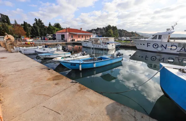Občina si je zadala, da bo nadaljevala s čiščenjem in urejanjem 
ribiškega pristanišča Seča, popravlja pa tudi projekt sanacije, za 
katero ima izdano gradbeno dovoljenje, da bo usklajen z željami 
zainteresirane javnosti. 