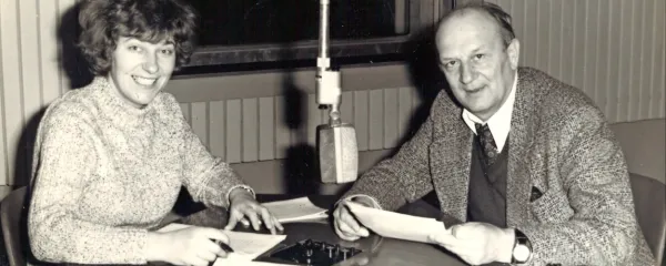 Ljudmila Strgar s svojim vzornikom Jožetom Lavrenčičem v 
nekdanjem studiu Radia Koper januarja 1975. Pred mikrofonom 
sta sodelovala celih 13 let, nakar je Lavrenčič postal vodja 
izvedbe.