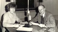 Ljudmila Strgar s svojim vzornikom Jožetom Lavrenčičem v 
nekdanjem studiu Radia Koper januarja 1975. Pred mikrofonom 
sta sodelovala celih 13 let, nakar je Lavrenčič postal vodja 
izvedbe.