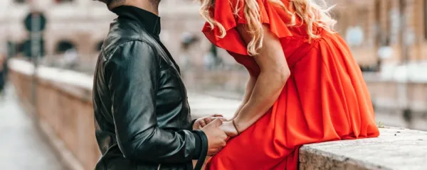 



Dvojke najbolj uživajo, ko jim partner predanost pokaže pred 
drugimi ljudmi.