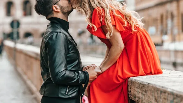 



Dvojke najbolj uživajo, ko jim partner predanost pokaže pred 
drugimi ljudmi.