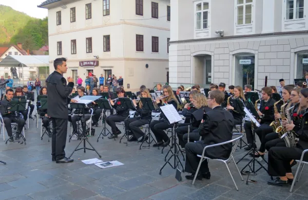 Po triletni prekinitvi so idrijski godbeniki z dirigentom Nacetom 
Kogejem odigrali sproščen,  med publiko vroče zaželen predpraznični koncert.