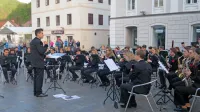 Po triletni prekinitvi so idrijski godbeniki z dirigentom Nacetom 
Kogejem odigrali sproščen,  med publiko vroče zaželen predpraznični koncert.