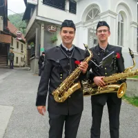 Saksofonist, poklicni glasbenik Nace Kogej (levi, ob njem Urban 
Munih) je prezaposlen za trajni prevzem vodenja orkestra, a se na 
njegovem čelu veseli odličnega glasbenika - klarinetista - Aljoše 
Deferrija. 