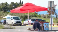 Preprodajalcev sadja, ki običajno prodajajo brez soglasja lastnika 
zemljišča, torej občine ali države, nihče ne preganja. 
