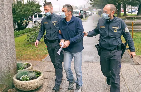 Matijaža Trampuža so na novogoriško sodišče dvakrat pripeljali pravosodni  policisti  iz koprskega zapora. 