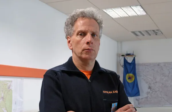 “To srečanje je bilo precej čustveno, gre za spremembo, ko ljudje 
iz vojnega stanja pridejo v neko mirno sredino, kjer so začutili tudi 
toplino domačinov, ki so jih že ob prihodu pozdravili,” je povedal 
poveljnik civilne zaščite za Notranjsko Sandi Curk.