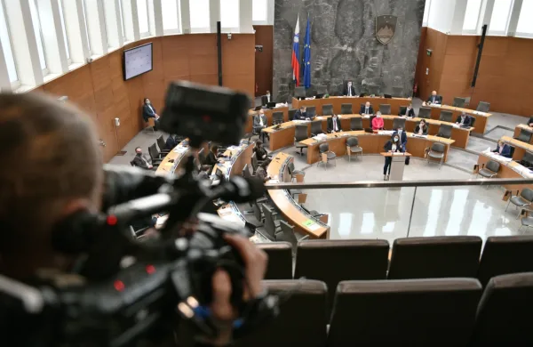  Osmim dosedanjim poslancem  se bo mandat čez slaba dva tedna 
iztekel, saj v državni zbor niso bili izvoljeni.