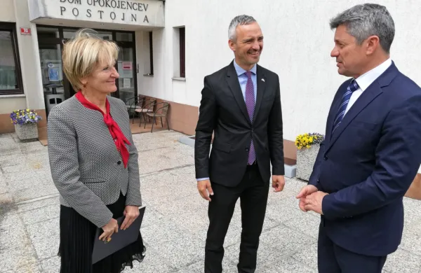 Direktorica DU Postojna Alebka Curk, minister Janez Cigler Kralj in 
župan Igor Marentič (z leve) so se zavezali k uresničitvi skupnega 
cilja izgradnje novega doma upokojencev.