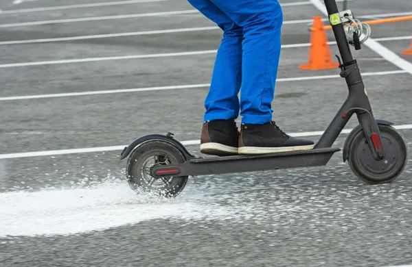 Kolesa e-skirojev so majhna in občutljiva na razne razpoke na 
vozni površini in ovire  (kamenje), zato previdnost ne bo odveč.

