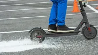 Kolesa e-skirojev so majhna in občutljiva na razne razpoke na 
vozni površini in ovire  (kamenje), zato previdnost ne bo odveč.


