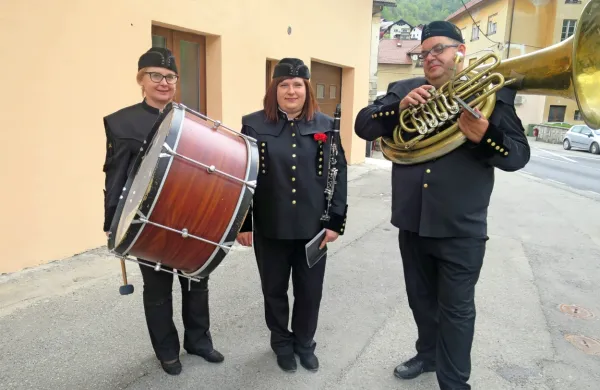 Po 357 letih je na čelo godbenega društva rudarjev stopila prva 
ženska - klarinetistka Nives Koželj Bizjak (ob njej župan občine, 
tubist Tomaž Vencelj, in tolkalistka Irena Mihelj).