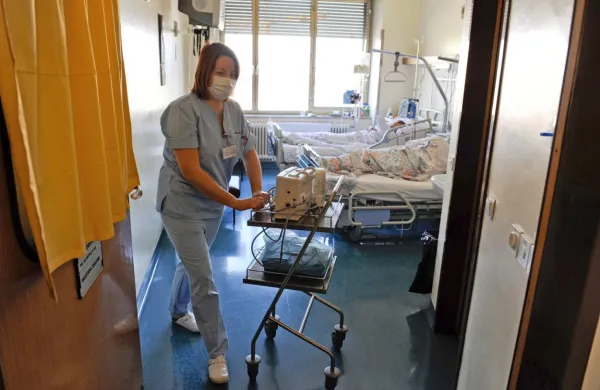 Več kot polovica diplomiranih medicinskih sester z internističnih 
ter kirurških oddelkov slovenskih bolnišnic zaradi preobremenjenosti in nezadovoljstva želi v enem letu  oditi iz bolnišnic v drugo 
službo. 