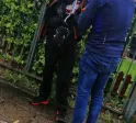  Izidor Humek (levo) je imel ob prihodu policistov k Sarah Durnik 
polne žepe ukradenih predmetov. 

