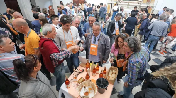 Festival oranžnih vin je po treh letih v Izolo spet pritegnil veliko 
množico.