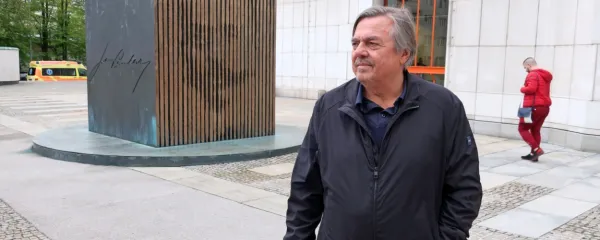  Drago Jančar ob  Ivanu Cankarju - večja pisatelja težko ujameš na eno samo fotografijo.     