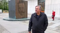  Drago Jančar ob  Ivanu Cankarju - večja pisatelja težko ujameš na eno samo fotografijo.     