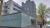 Mestna občina bo uveljavljala predkupno pravico in kupila 
glavnino stavbe Nove KBM, parkirišča za njo in dostopno cesto. 
