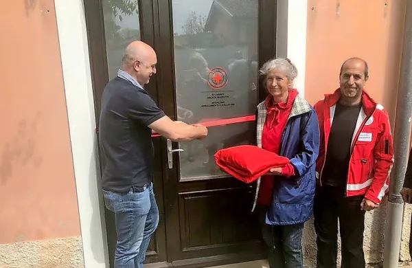 Ob pridobitvi je  trak prerezal Milan Božič, ki je prostor opremil s 
policami, ob njem sta  prostovoljka Danica Ludvik in predsednik 
izolskega Rdečega križa Lucio Gobbo.  