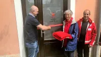 Ob pridobitvi je  trak prerezal Milan Božič, ki je prostor opremil s 
policami, ob njem sta  prostovoljka Danica Ludvik in predsednik 
izolskega Rdečega križa Lucio Gobbo.  