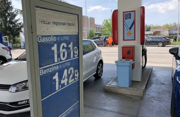 Ker se pri sosedih državni popust sešteva z deželnim “superpopustom” je gorivo na Tržaškem in Goriškem cenejše kot pri 
nas. 
