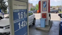 Ker se pri sosedih državni popust sešteva z deželnim “superpopustom” je gorivo na Tržaškem in Goriškem cenejše kot pri 
nas. 