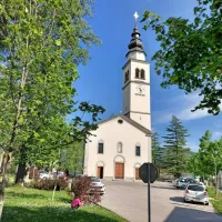  Farna cerkev je bila sprva  sv. Urh ob Soči. Leta 1687 pa je to postala cerkev Marije Device “na Ilovici”, ki je bila bližja trgu.  