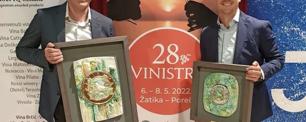 Priznanji za Vinakoper v rokah enologa Boštjana Zidarja (levo) in direktorja Boruta 
Fakina 