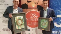 Priznanji za Vinakoper v rokah enologa Boštjana Zidarja (levo) in direktorja Boruta 
Fakina 