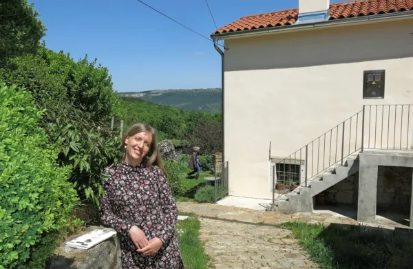 Teja Močnik pred hišo Alojza Kocjančiča, kjer je pisala ves april. 