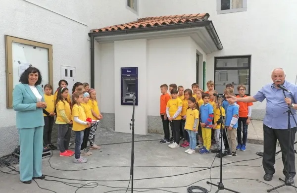V Senožečah so se včeraj razveselili bankomata. 