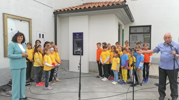 V Senožečah so se včeraj razveselili bankomata. 