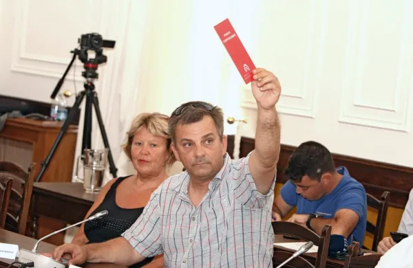 Davorin Petaros meni, da gre za norčevanje iz odločbe Komisije za 
preprečevanje korupcije, ko svetniki nekomu, ki je v konfliktu 
interesov, vseeno dovolijo glasovanje.