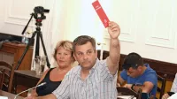 Davorin Petaros meni, da gre za norčevanje iz odločbe Komisije za 
preprečevanje korupcije, ko svetniki nekomu, ki je v konfliktu 
interesov, vseeno dovolijo glasovanje.