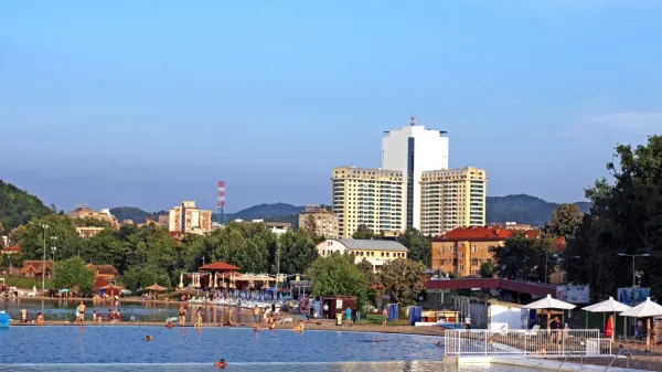 Turistična atrakcija Tuzle so slana jezera, bosansko Panonsko 
morje.