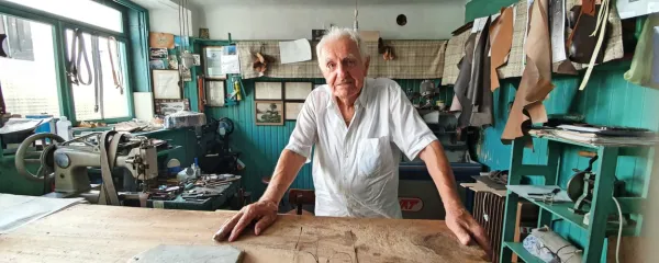 90-letni Aleksandar Vuković, najstarejši čevljar v Sloveniji, živi in 
še vedno dela (!) v Kopru. Njegove škornje so nosili slavni 
Kameleoni.