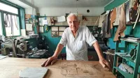 90-letni Aleksandar Vuković, najstarejši čevljar v Sloveniji, živi in 
še vedno dela (!) v Kopru. Njegove škornje so nosili slavni 
Kameleoni.